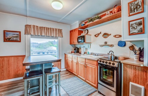 Depoe Bay Apartment | Oceanfront Kingfisher Room @ Trollers Lodge - Rated 10/10