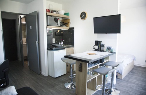Vannes Apartment | Renovated T1 Bis: 9.4/10 Rated, Walk to Center & Station