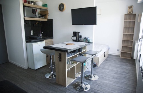 Vannes Apartment | Renovated T1 Bis: 9.4/10 Rated, Walk to Center & Station