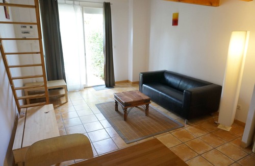 Carcassonne House | Cozy Terrace Retreat with Convenient Parking Access