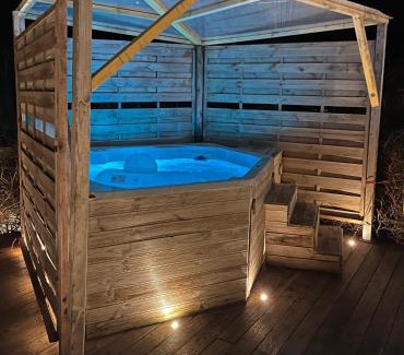 Moelan-sur-Mer Apartment | Relaxing Retreat: Spa Access & Pool with Ocean View