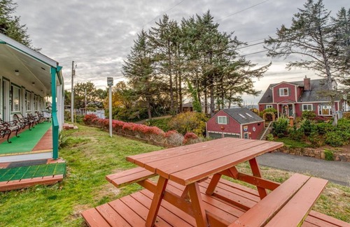 Depoe Bay Apartment | Pet-Friendly Oceanfront Escape at Trollers Lodge