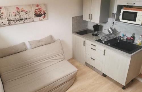 Bompard House | Serene T2 with Terrace, Just 1 km from the Beach