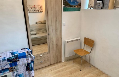 Bompard House | Serene T2 with Terrace, Just 1 km from the Beach