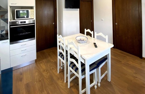 Casal do Pardo Cottage | Relaxing T2 + 1 with Pool, Garden & Ocean Views Near Beach