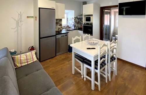 Casal do Pardo Cottage | Relaxing T2 + 1 with Pool, Garden & Ocean Views Near Beach