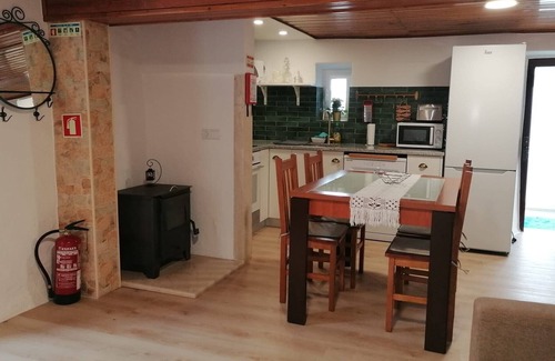 Casal do Pardo Cottage | Relaxing T2 with Pool, Garden, and Beach Access