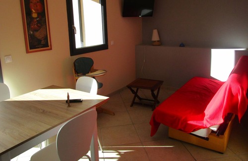 Pelleautier Apartment | Scenic T2 with Lake View - Perfect for Nature Lovers