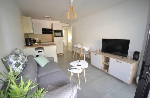 La Faviere Apartment | Perfect Oceanfront Cabin with Pool, 400m to the Beach
