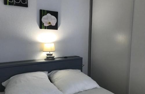 Cauterets Apartment | Cozy T2 with Alcove: Steps from the Gondola & Parking
