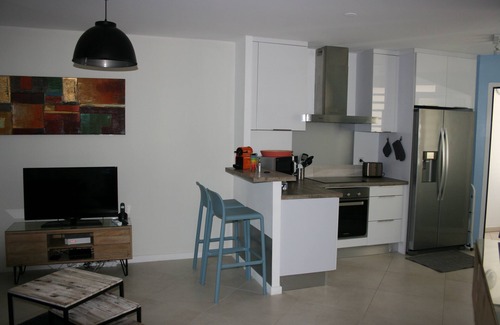 L'Ermitage-les-Bains Apartment | Elegant T2 Apartment with Pool, Steps from the Lagoon