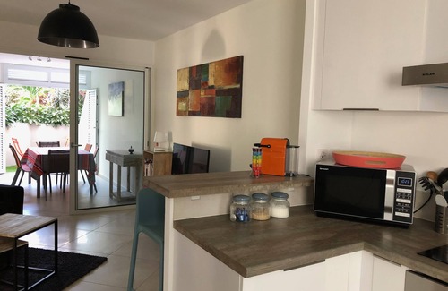 L'Ermitage-les-Bains Apartment | Elegant T2 Apartment with Pool, Steps from the Lagoon