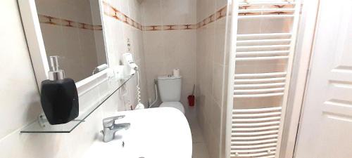 Azay-le-Rideau Apartment | T2 avec terrasse, table de Ping-pong, parking privé au centre d'Azay