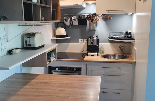 Biarritz Apartment | Family-Friendly T2 Bibi: Near Côte des Basques with Kitchen