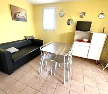 Saintes-Maries-de-la-Mer Apartment | Cozy T2 Cabin with Pool, Parking & AC for 4 Guests