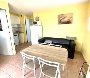 Saintes-Maries-de-la-Mer Apartment | Cozy T2 Cabin with Pool, Parking & AC for 4 Guests