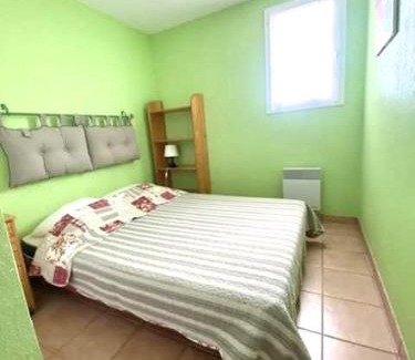 Saintes-Maries-de-la-Mer Apartment | Cozy T2 Cabin with Pool, Parking & AC for 4 Guests