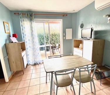 Saintes-Maries-de-la-Mer Apartment | T2 cabine avec piscine collective, parking, climatisation, pour 4 personnes
