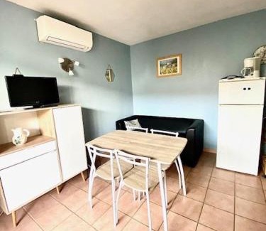 Saintes-Maries-de-la-Mer Apartment | T2 cabine avec piscine collective, parking, climatisation, pour 4 personnes