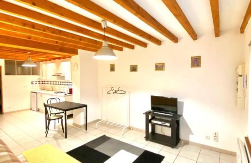 Lapalud Apartment | Historic T2 Centre Lapalud: Pet & Child Friendly Retreat