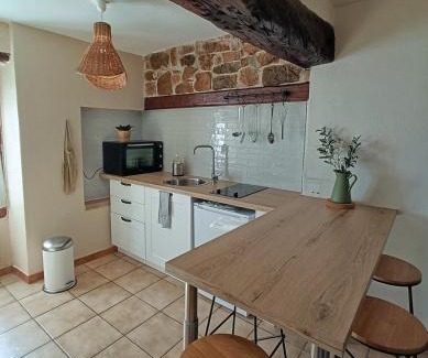 Sollies-Ville Apartment | Cozy T2 in Picturesque Village - Family-Friendly Stay