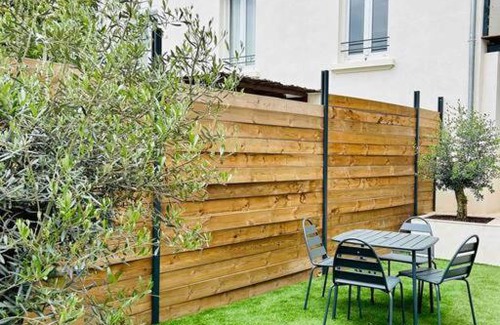 La Tronche Apartment | Ideal Getaway: T2 Chic Escape Near Hospital, Rated 9.6/10