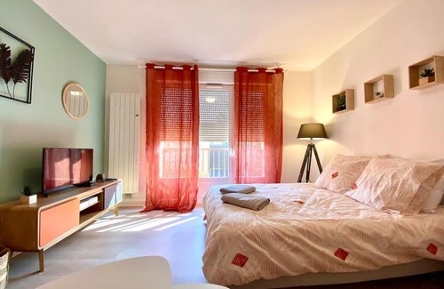 Auxerre Apartment | Cozy T2 Near Hospital with Free Parking for Families
