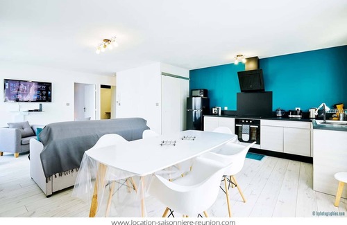 Centre-Ville Apartment | Beachside T2 Retreat with Pool and Ocean Views
