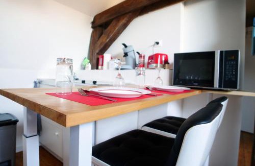Aulnoy-lez-Valenciennes Apartment | Cozy T2 de charme N4 Valenciennes with Netflix & Wifi