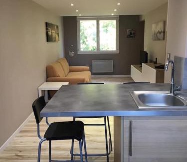 Lalande-Grand Selve Apartment | Cozy T2 Duplex for 4 with Parking – Pet Friendly Stay