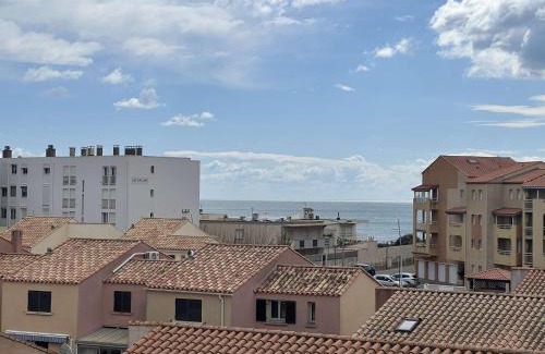 Valras-Plage Apartment | Family-Friendly T2 with Sea View, Steps from the Beach