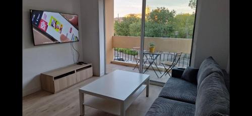 Balaruc-les-Bains Apartment | Family-Friendly Escape at T2 Echappée Marine - 9.3/10 Rated