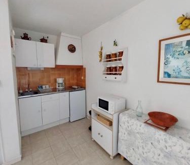 Sete Apartment | Oceanfront Retreat with Parking & Family-Friendly Vibe