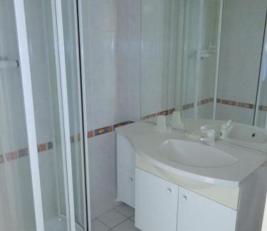 Sete Apartment | Oceanfront Retreat with Parking & Family-Friendly Vibe