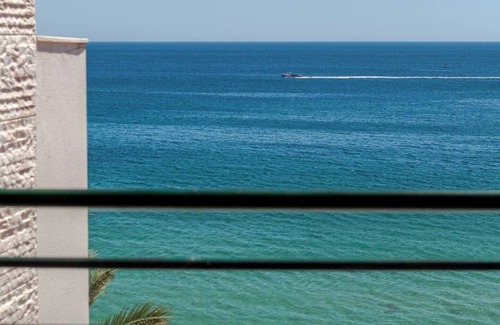 Sesimbra Apartment | Beachfront Bliss: T2 with Ocean Views & Pool Access