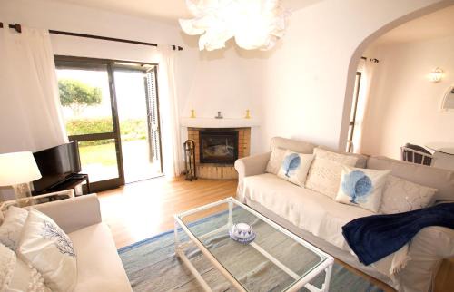 Alporchinhos House | Beachfront T2 Holiday Cottage with Pool & Ocean View
