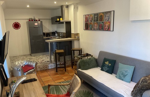 Aix-en-Provence Apartment | Tranquil T2 La Bergerie: Poolside Stay in Aix's Heart