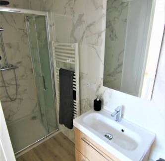 Segre Apartment | Bright T2 in Segré Center with Wifi & Netflix Access