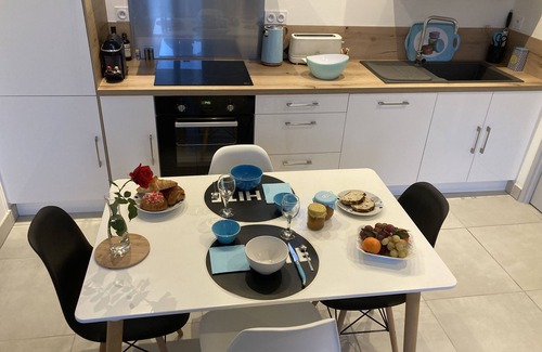 Aix-les-Bains Apartment | Idyllic T2 Retreat with Parking Near Lake & Town – Rated 9.8