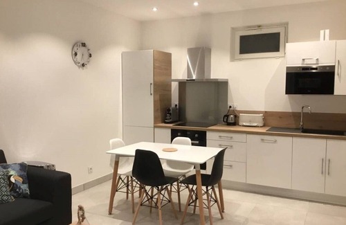 Aix-les-Bains Apartment | Idyllic T2 Retreat with Parking Near Lake & Town – Rated 9.8