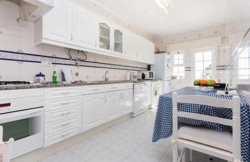 Albardeira Apartment | Family-Friendly Getaway at T2 Quinta da Caldeira