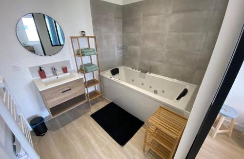Saint-Florentin Apartment | Cozy T2 with Balneo Tub in Quiet Courtyard Retreat