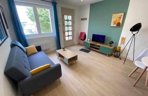Saint-Florentin Apartment | Cozy T2 with Balneo Tub in Quiet Courtyard Retreat