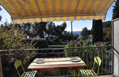 Le Pradet Apartment | Oceanfront Retreat: T2 Vue Mer with Scenic Ocean Views