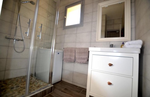 Le Pradet Apartment | Oceanfront Retreat: T2 Vue Mer with Scenic Ocean Views