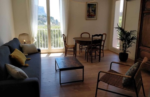 Cassis Apartment | Cozy Retreat Steps from the Port with Parking & Ocean Views