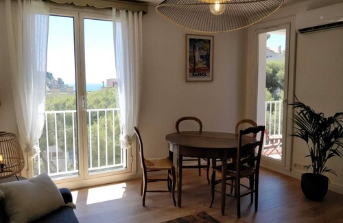 Cassis Apartment | Cozy Retreat Steps from the Port with Parking & Ocean Views