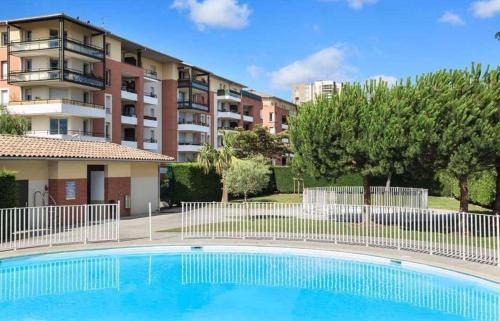 Fontaine-Bayonne-Cartoucherie Apartment | Welcoming T3: Parking, Balcony & Family-Friendly Amenities