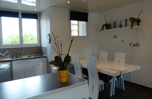 La Seyne-sur-Mer Apartment | Oceanfront Retreat: 9.8 Rated, Steps from the Beach