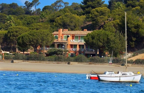 La Londe-les-Maures Apartment | Beachfront Apartment with Heated Pool & Ocean View